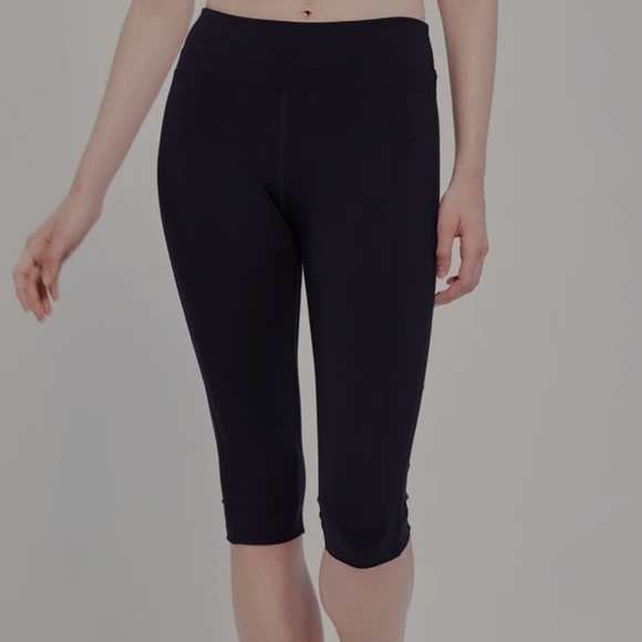 Lija Cross Fit Capri Rosewood (Deep Purple). Size Small. New. - Picture 1 of 10
